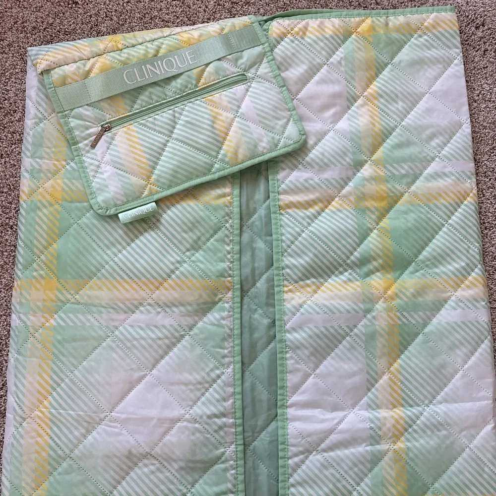 Clinique Limited Edition Green Quilted Picnic Blanket Packable 49x46